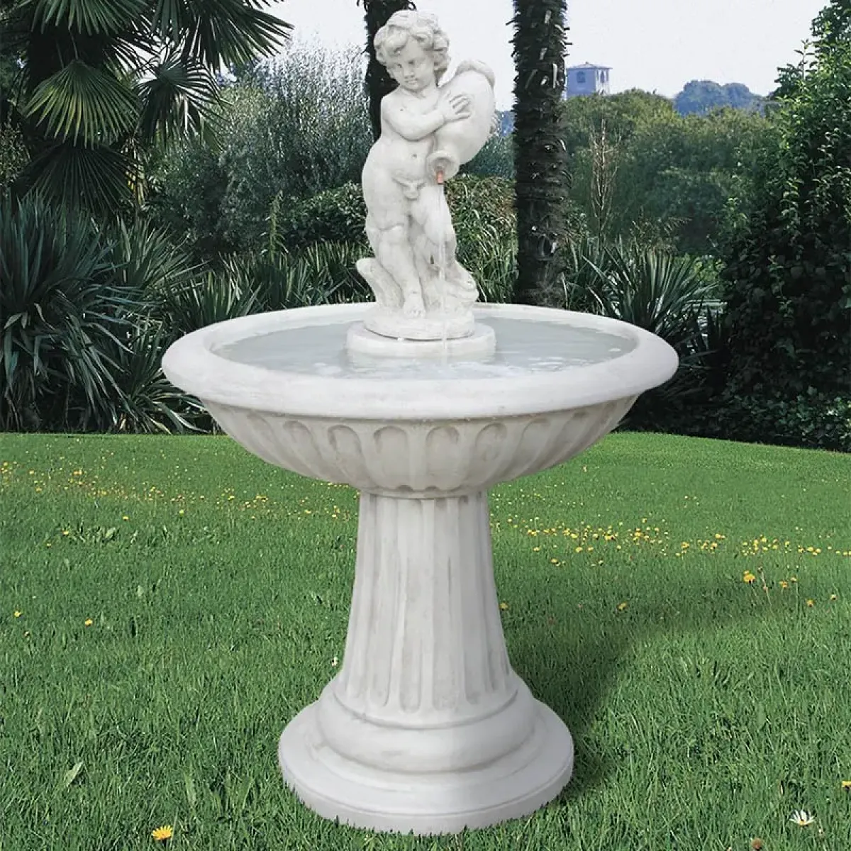 Fontana d'Acqua Barocca di Lusso con Cherubino Scolpito, Bacino Modellato e Piedistallo Scanalato - Fontana Barocca Vista frontale di Luxury Group International