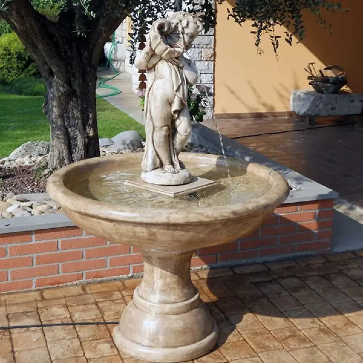 Fontana d'Acqua Barocca di Lusso con Putto, Vaso a Conchiglia e Piedistallo con Bacino Circolare - Fontana Barocca Vista frontale di Luxury Group International
