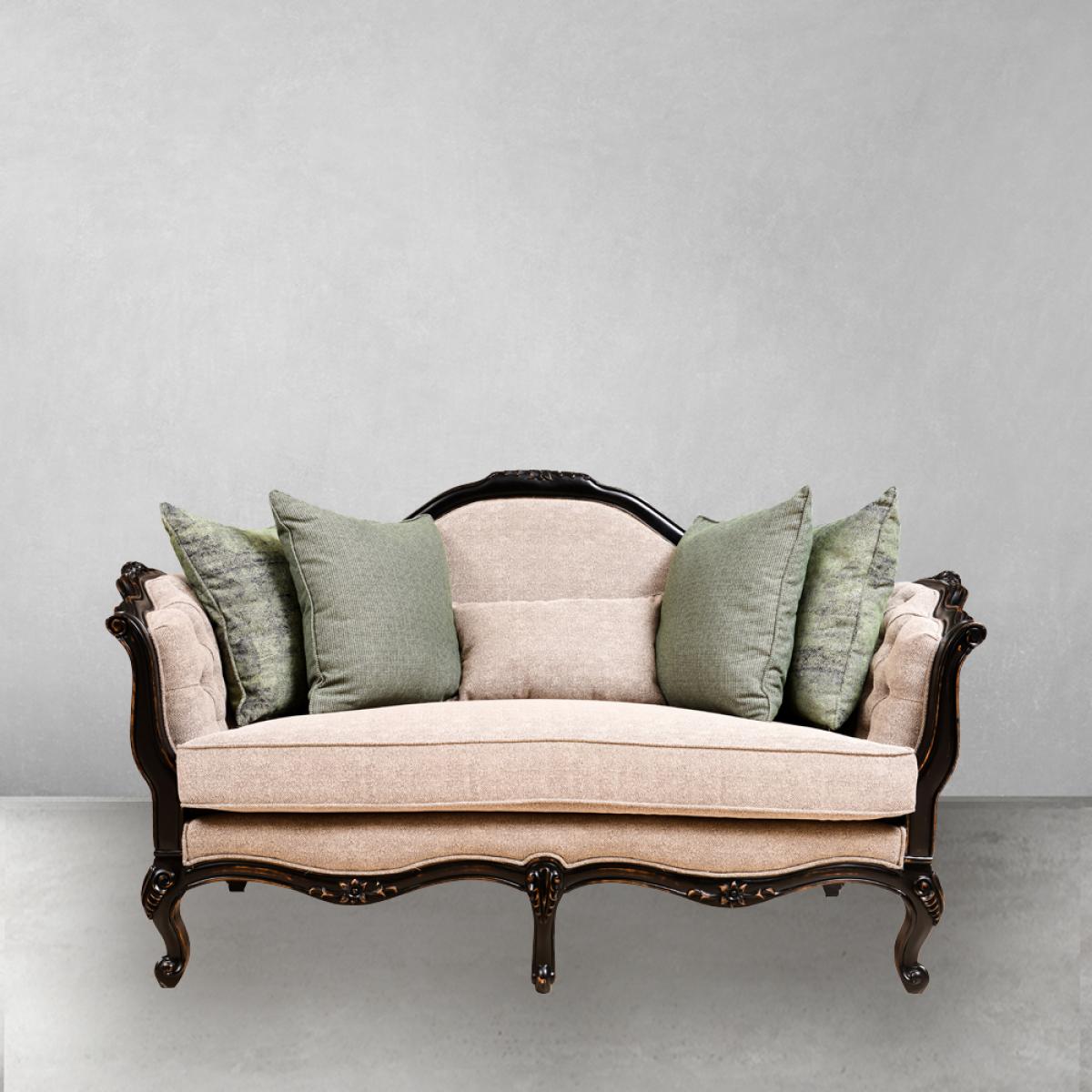 Canapé Baroque de Luxe 2 Places avec Accoudoirs Matelassés et Cadre en Bois Sculpté - Mobilier de Salon Vue de face par Luxury Group International