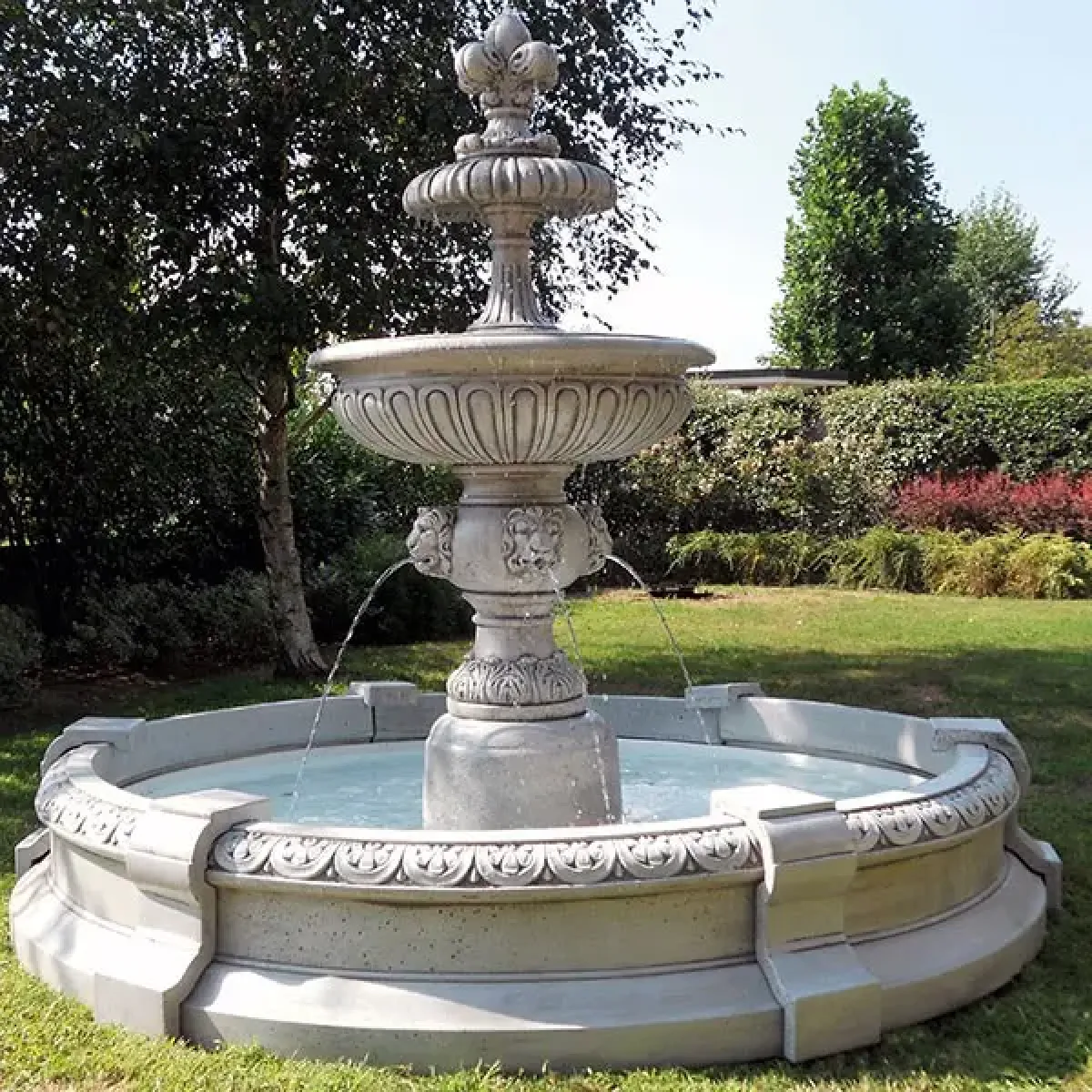 Fuente de Agua de Doble Nivel Barroca de Lujo con Detalles de Boca de León y Depósito Circular - Fuente Barroca Vista frontal por Luxury Group International