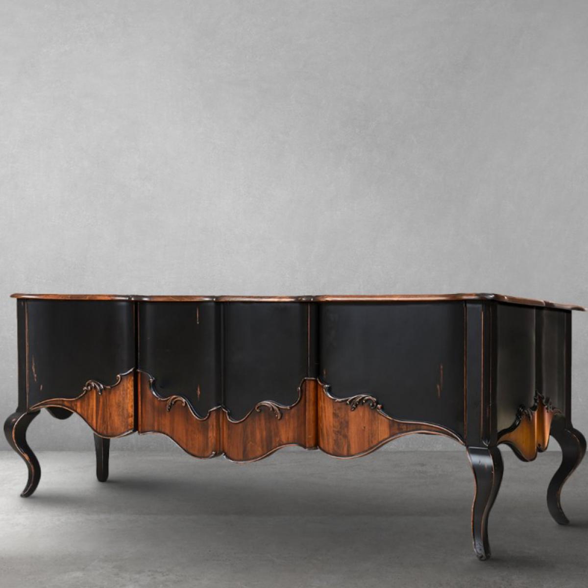 Bureau Exécutif Baroque de Luxe en Finition Laquée Noire avec Détails Sculptés à la Main en Noyer Vue de face par Luxury Group International