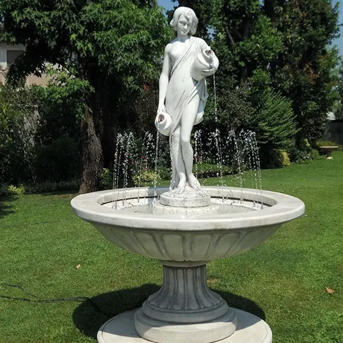 Fuente de Agua Barroca de Lujo para Jardín con Estatua Femenina y Corrientes de Vasijas Fluyentes - Fuente Barroca Vista frontal por Luxury Group International