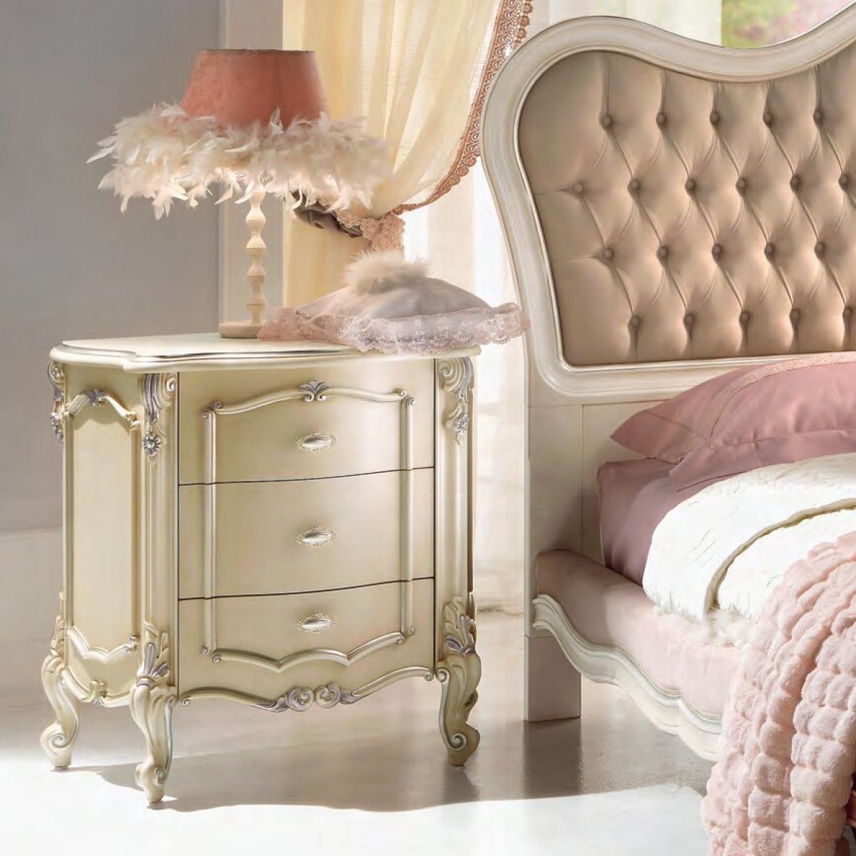 Luxuriöser Barocker Nachttisch in Elfenbein mit Drei Schubladen – Barockmöbel Vorderansicht von Luxury Group International