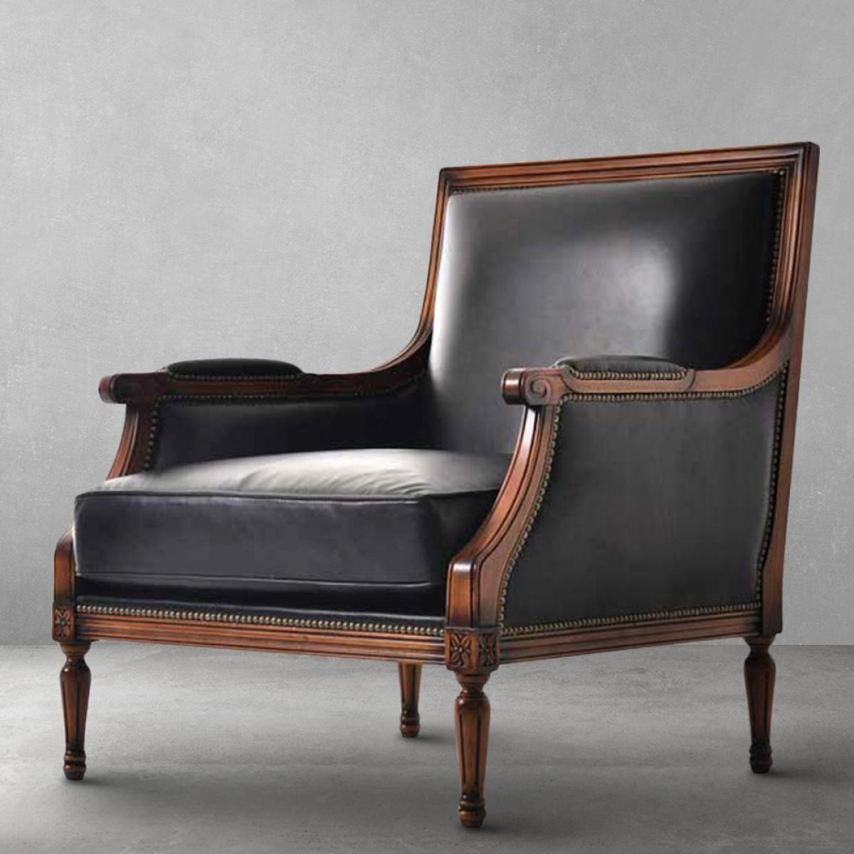 Divano di Lusso Barocco in Pelle con Dettagli Artigianali a Chiodi su Struttura in Legno - Arredamento per Soggiorno Vista frontale di Luxury Group International