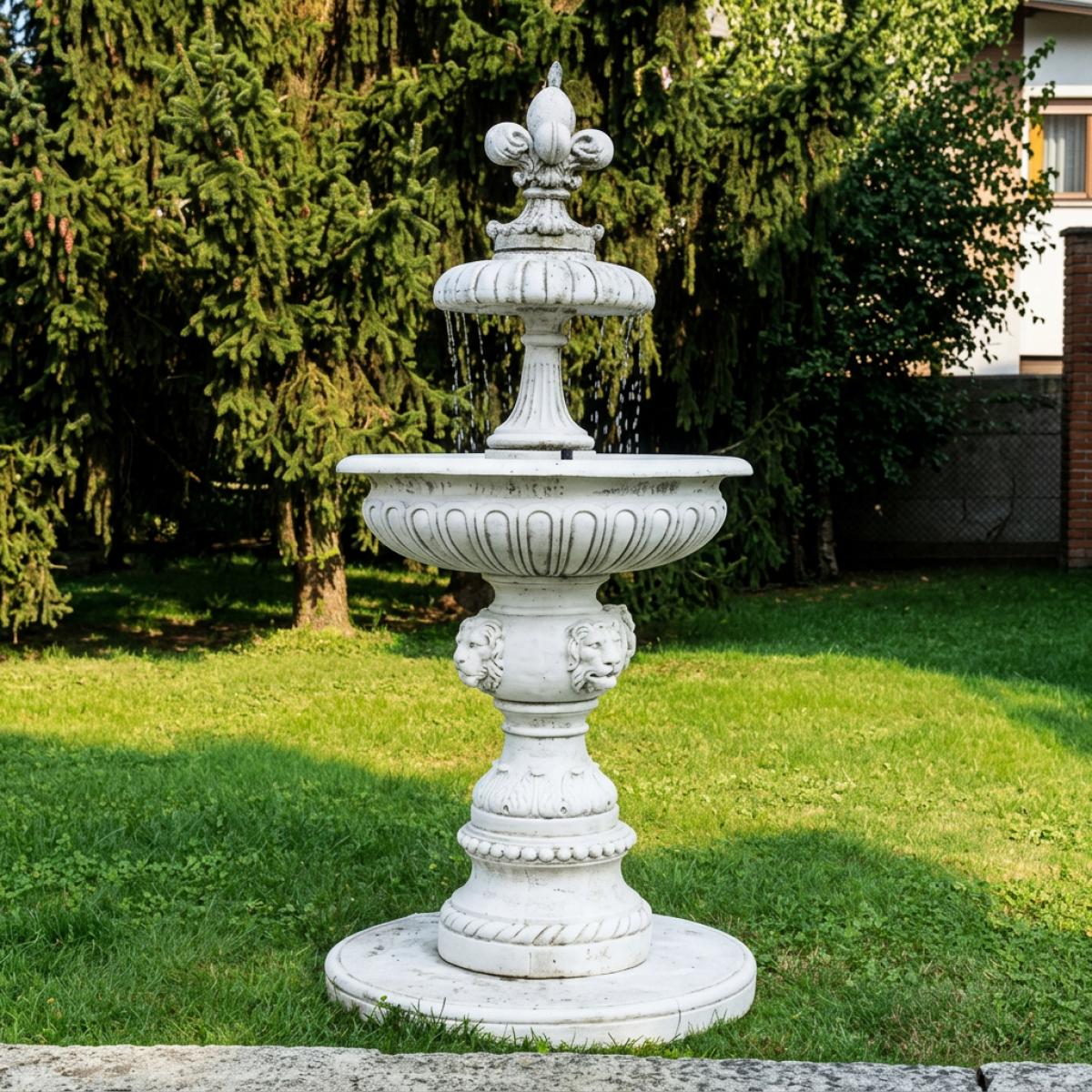 Fontana d'Acqua a Più Livelli in Stile Barocco di Lusso con Pinnacolo Ornato e Base a Piedistallo con Leone - Fontana Barocca Vista frontale di Luxury Group International