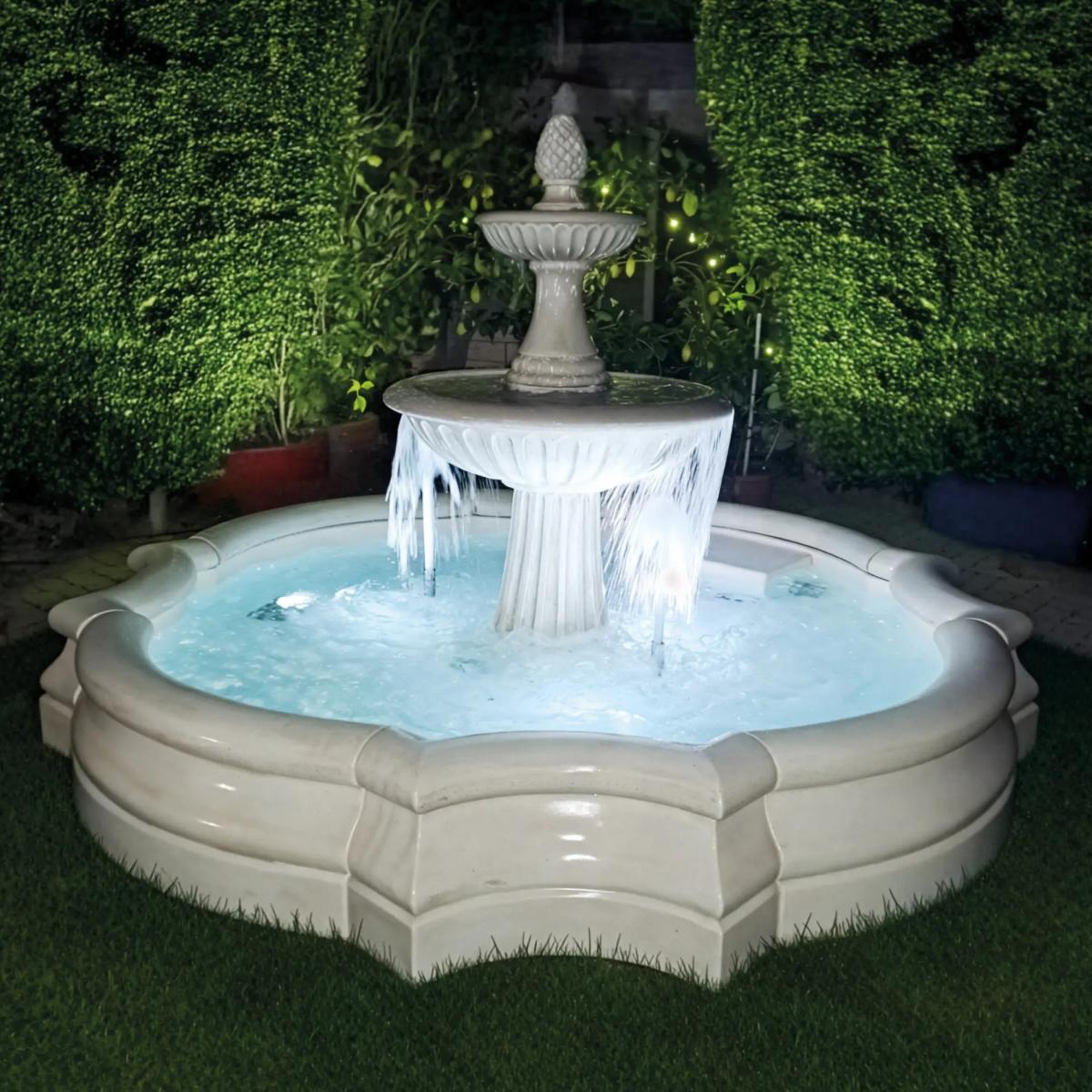 Fuente de Agua Barroca de Dos Niveles con Remate de Piña en Depósito Curvo - Fuente Barroca Vista frontal por Luxury Group International