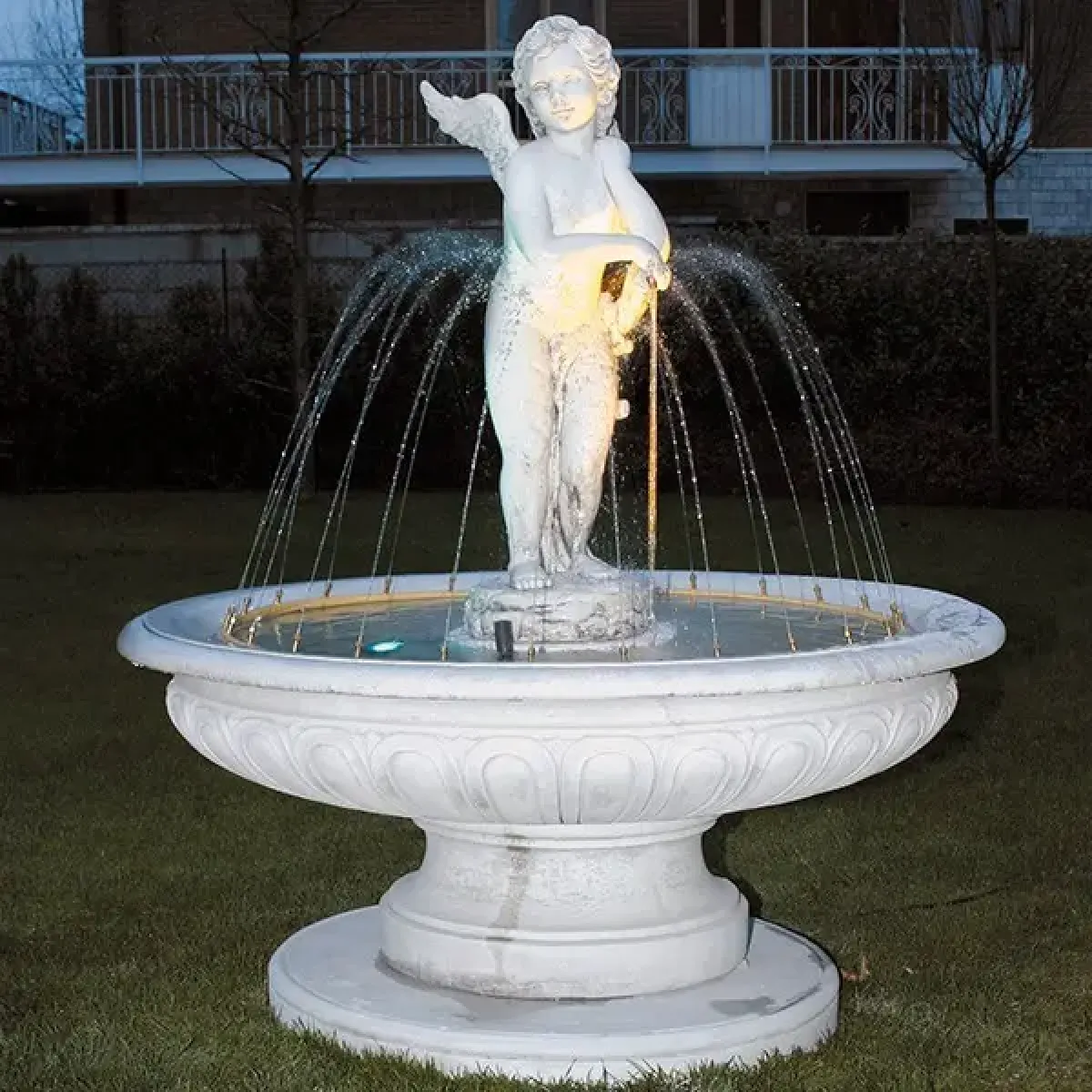 Fuente de Agua Barroca de Lujo con Escultura de Ángel y Cuenca Circular - Fuente Barroca Vista frontal por Luxury Group International