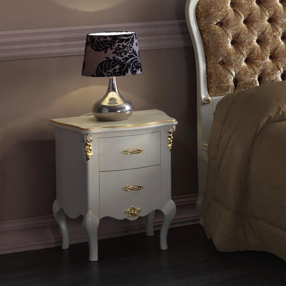 Luxuriöser Barocker Weißer Nachttisch mit Zwei Schubladen und Goldakzenten – Barockmöbel Vorderansicht von Luxury Group International