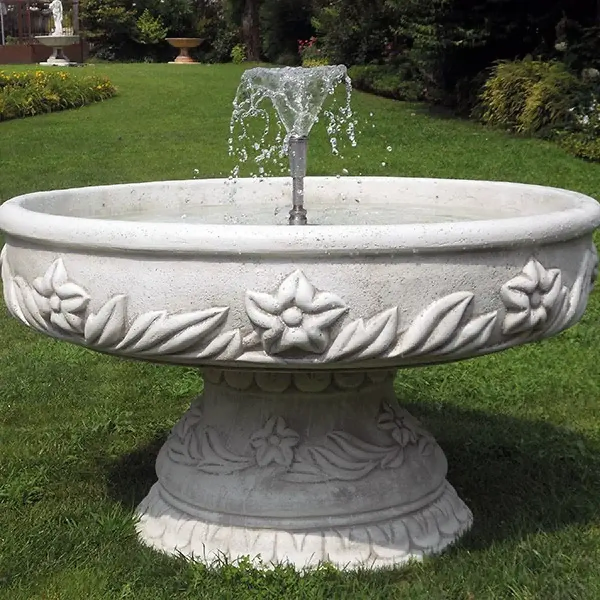 Fuente de Agua Ancha Barroca de Lujo con Chorro Central en Cascada y Base con Relieve Floral - Fuente Barroca Vista frontal por Luxury Group International