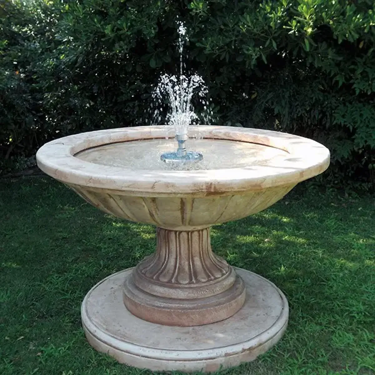 Fuente de Agua Ancha Barroca de Lujo con Chorro Central y Base de Pedestal - Fuente Barroca Vista frontal por Luxury Group International