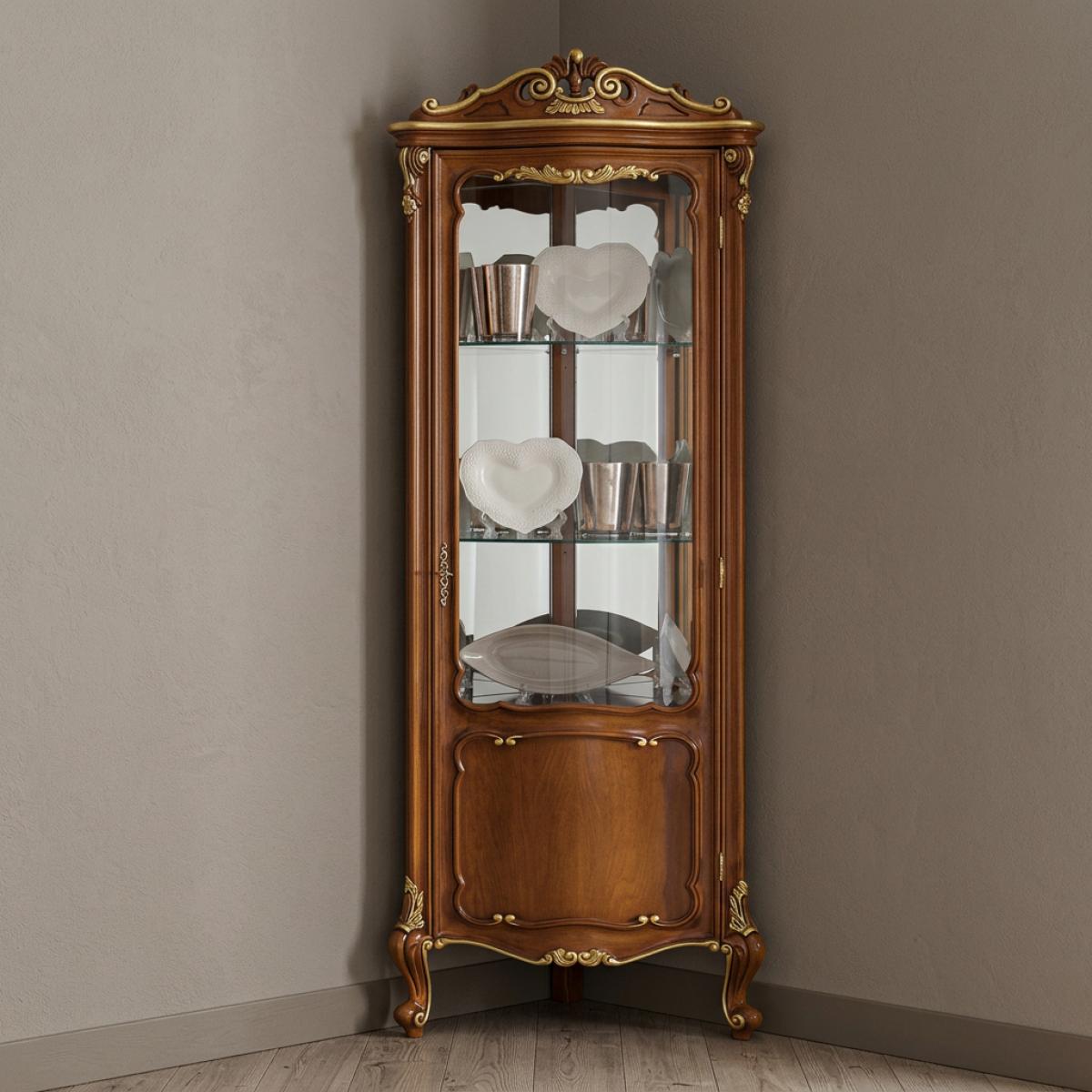 Luxuriöser barocker Eck-Vitrinenschrank aus Holz mit einer einzelnen Glastür und goldenen Akzenten – Wohnzimmermöbel Vorderansicht von Luxury Group International