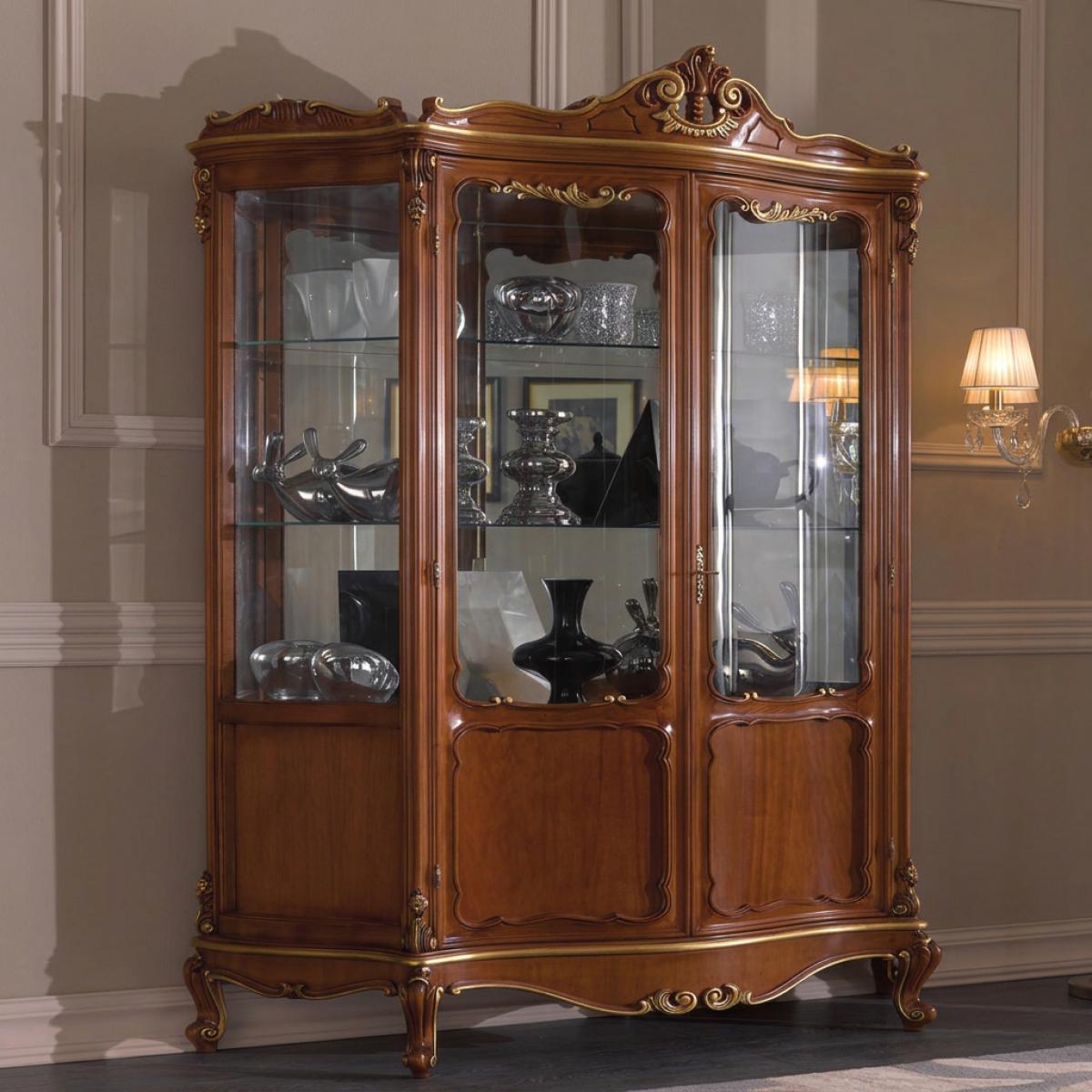 Luxuriöser barocker Holz-Vitrinenschrank mit doppelflügeliger Glastür und handgeschnitzten goldenen Akzenten – Wohnzimmermöbel Vorderansicht von Luxury Group International