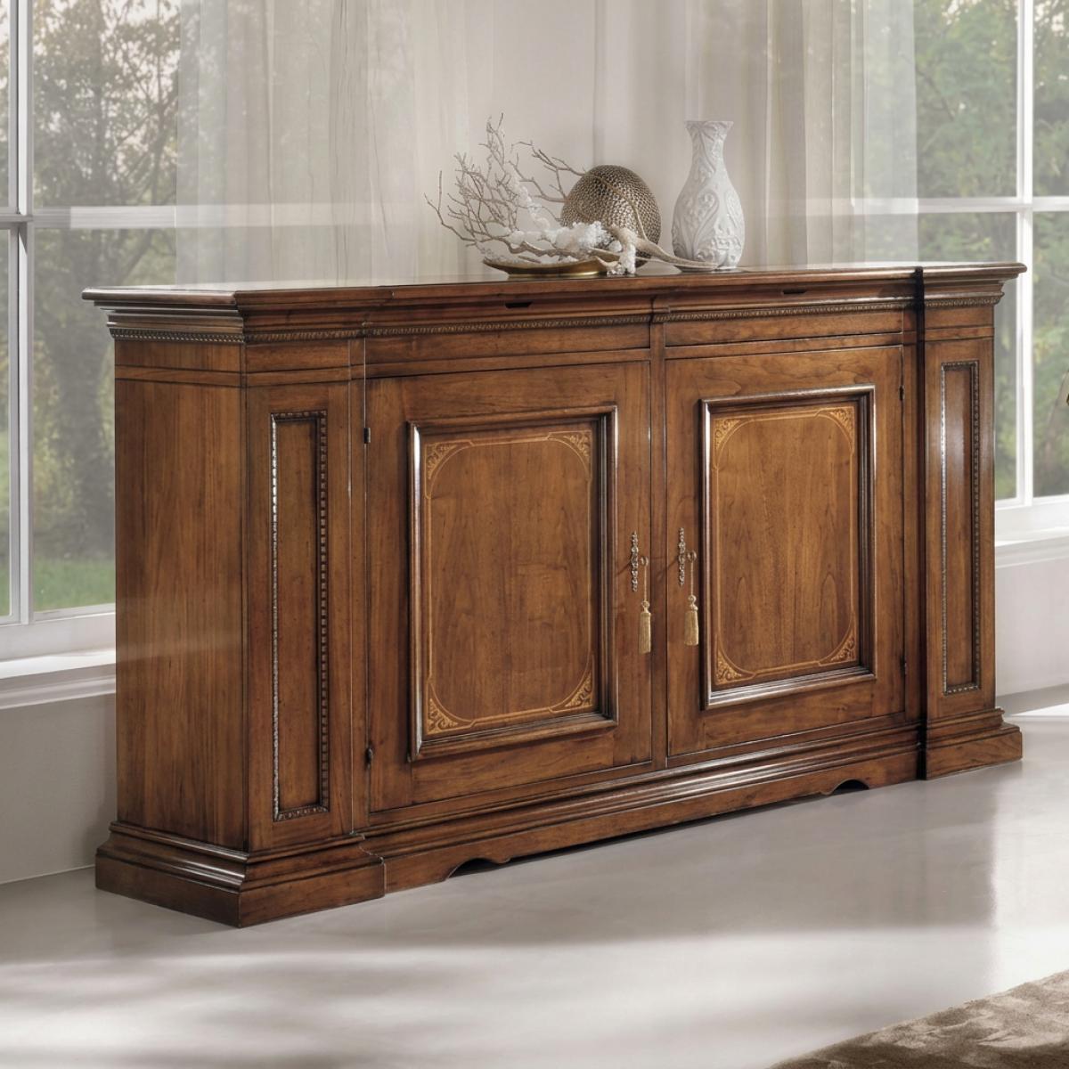 Luxuriöses Barock-Holzsideboard mit Kassettentüren & klassischer Gesimsverzierung – Barockmöbel Vorderansicht von Luxury Group International