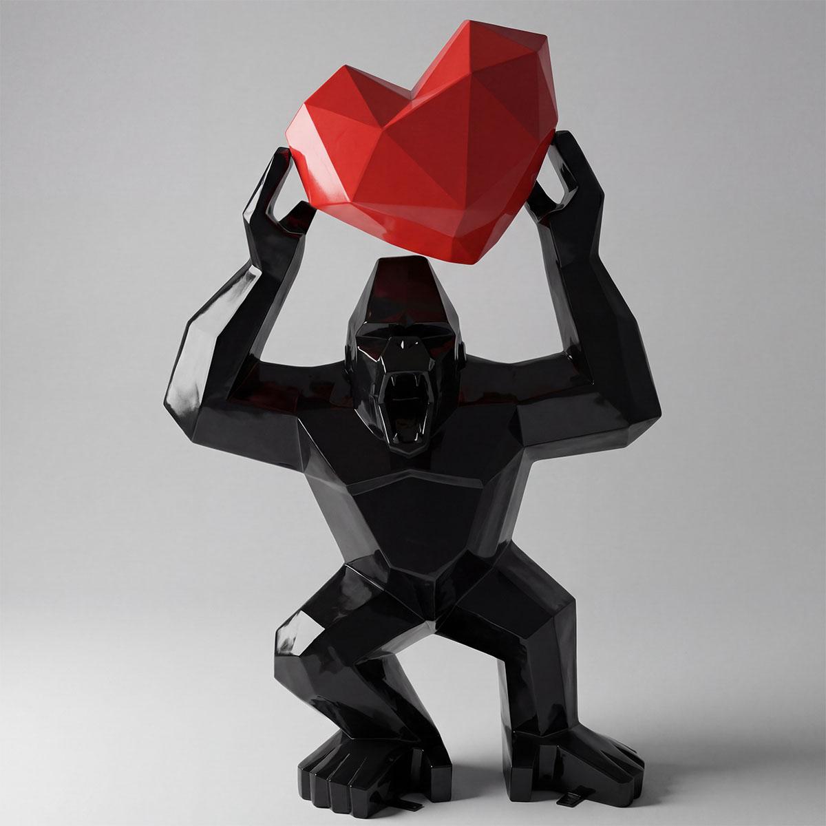 Escultura de Gorila Geométrico Negro de Lujo con Diseño de Corazón Rojo Facetado - Escultura Moderna Vista frontal por Luxury Group International