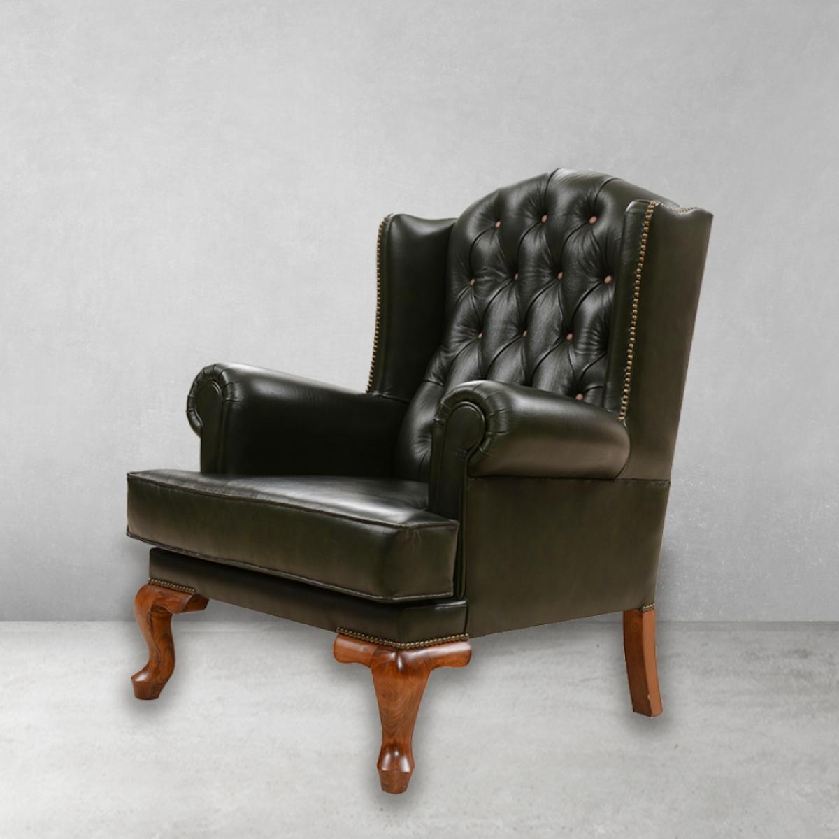 Canapé en cuir noir de luxe avec dossier capitonné profond Chesterfield à oreilles - Mobilier de salon Vue de face par Luxury Group International