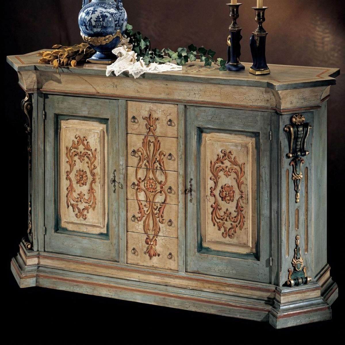 Buffet baroque bleu-gris de luxe à finition vieillie avec panneaux floraux ornés et rangement multi-tiroirs Vue de face par Luxury Group International