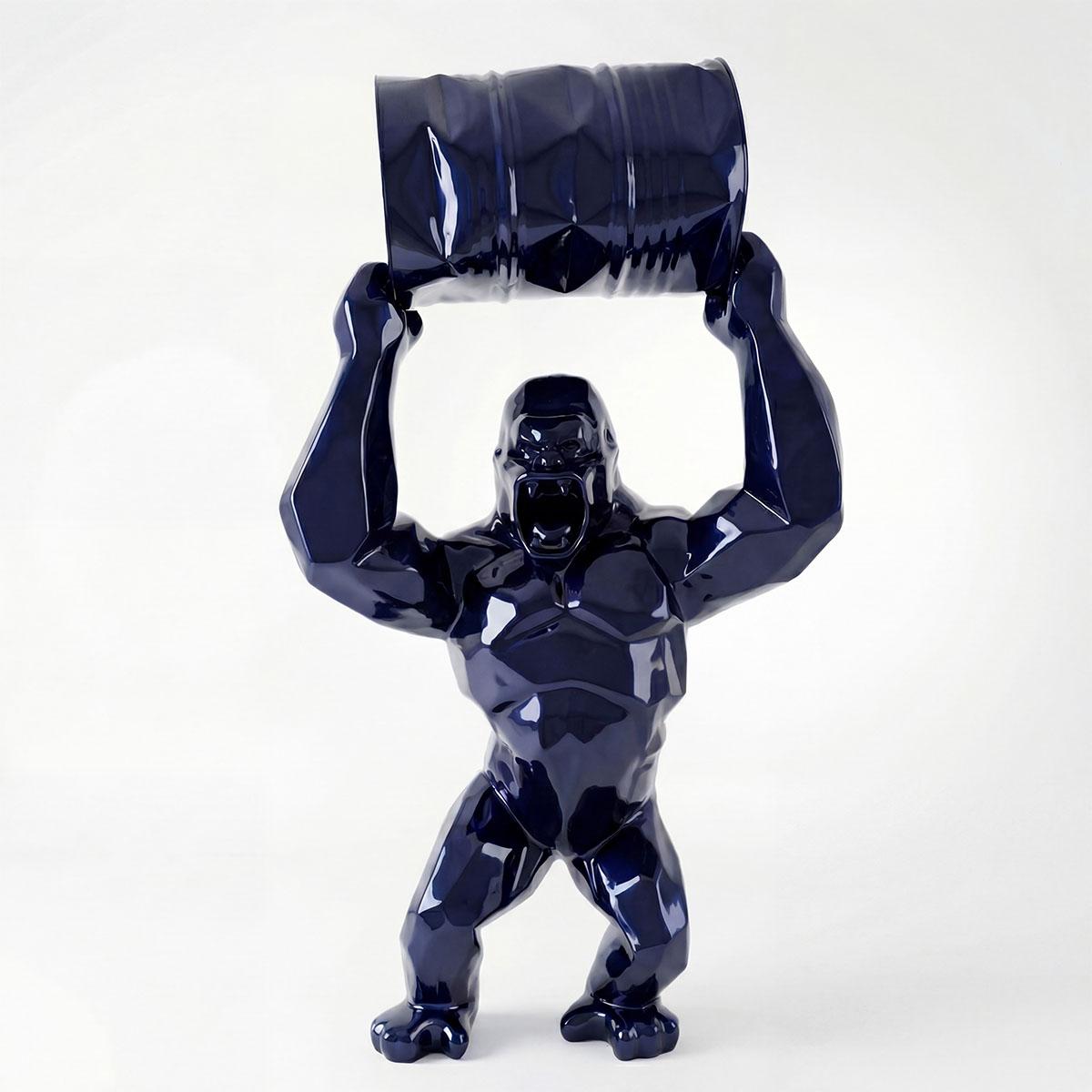 Escultura de Gorila Geométrico Metálico Azul de Lujo - Escultura Moderna Vista frontal por Luxury Group International