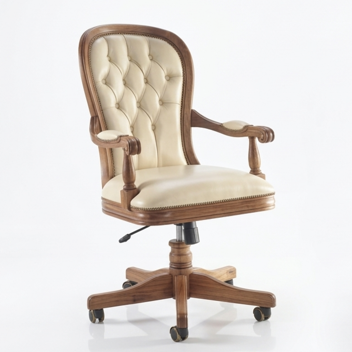 Fauteuil de direction de luxe capitonné à boutons en crème avec base pivotante en bois réglable - Mobilier de bureau Vue de face par Luxury Group International