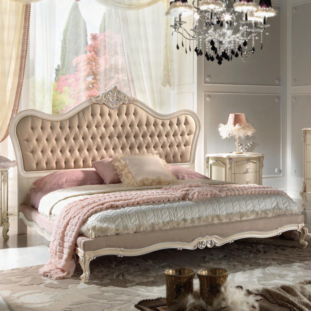 Luxus Barockbett in Elfenbein mit Knopfheftung und Polsterkopfteil im Skulptierten Rahmen - Barockmöbel Vorderansicht von Luxury Group International