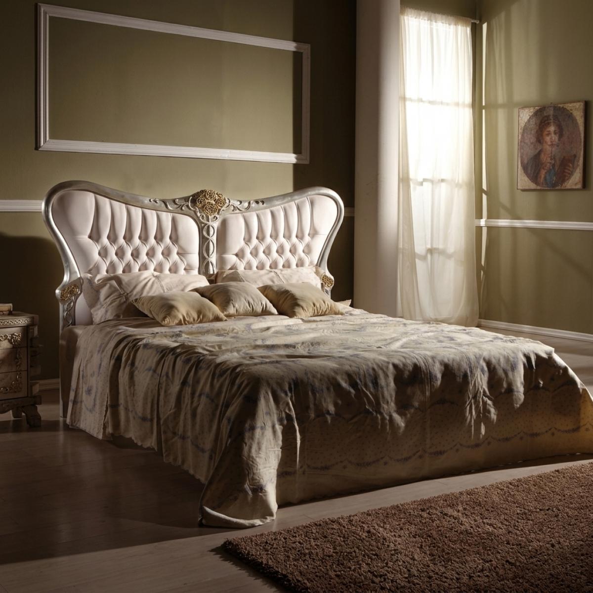 Luxus Barockbett mit silberner Knopfheftung und geschwungenem Flügel-Kopfteil mit Polsterung – Barockmöbel Vorderansicht von Luxury Group International