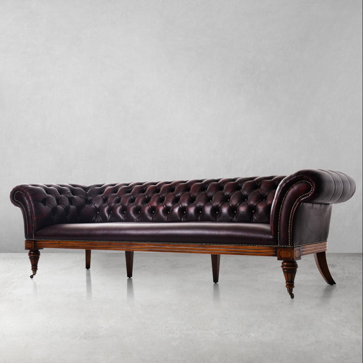 Divano Chesterfield di Lusso in Pelle Bordeaux con Schienale Profondamente Capitonné e Gambe con Ruote in Ottone Vista frontale di Luxury Group International