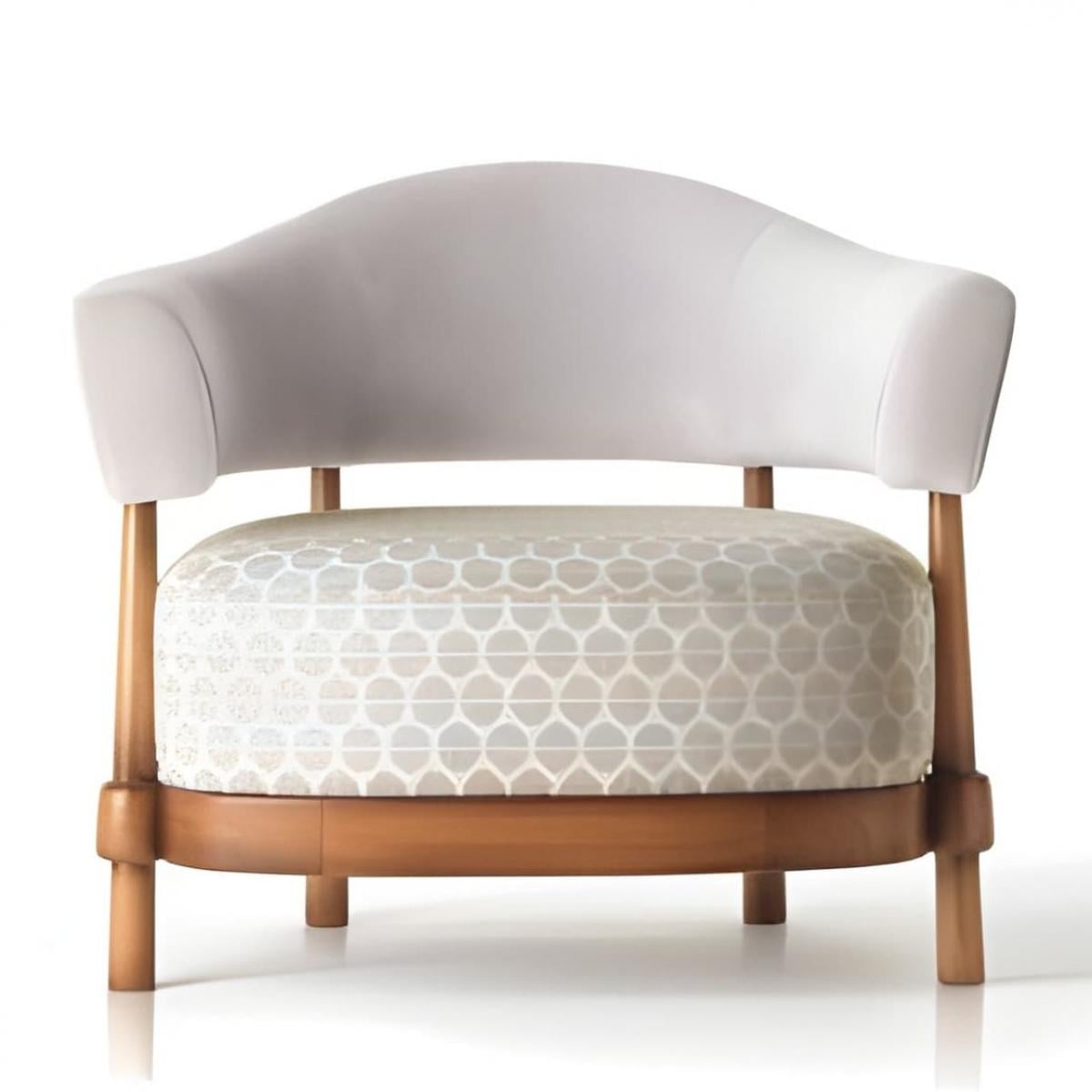 Luxuriöser Sessel mit cremefarbenem Polster und Fässer-Armlehnen, strukturierter Sitzfläche im polierten Holzrahmen von