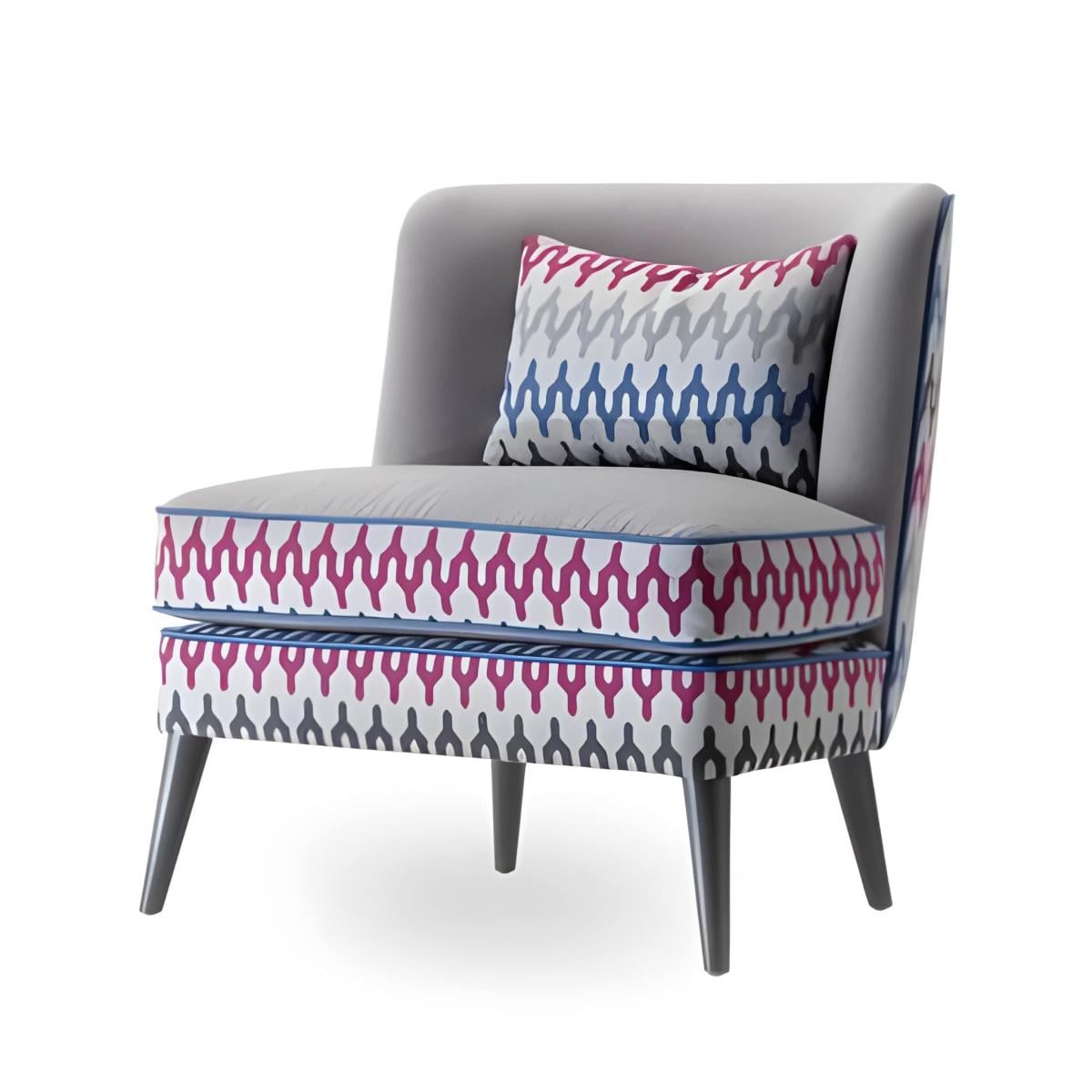 Luxuriöser Designer-Sessel mit Polsterung und geometrischen Zierleisten sowie schwarzen, konisch zulaufenden Beinen von