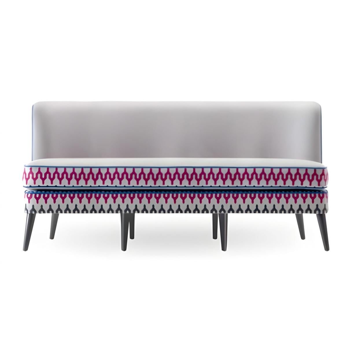 Luxuriöses Designer-Sofa mit Polsterung, geometrischen Zierleisten und schwarzen, konisch zulaufenden Beinen von Luxury