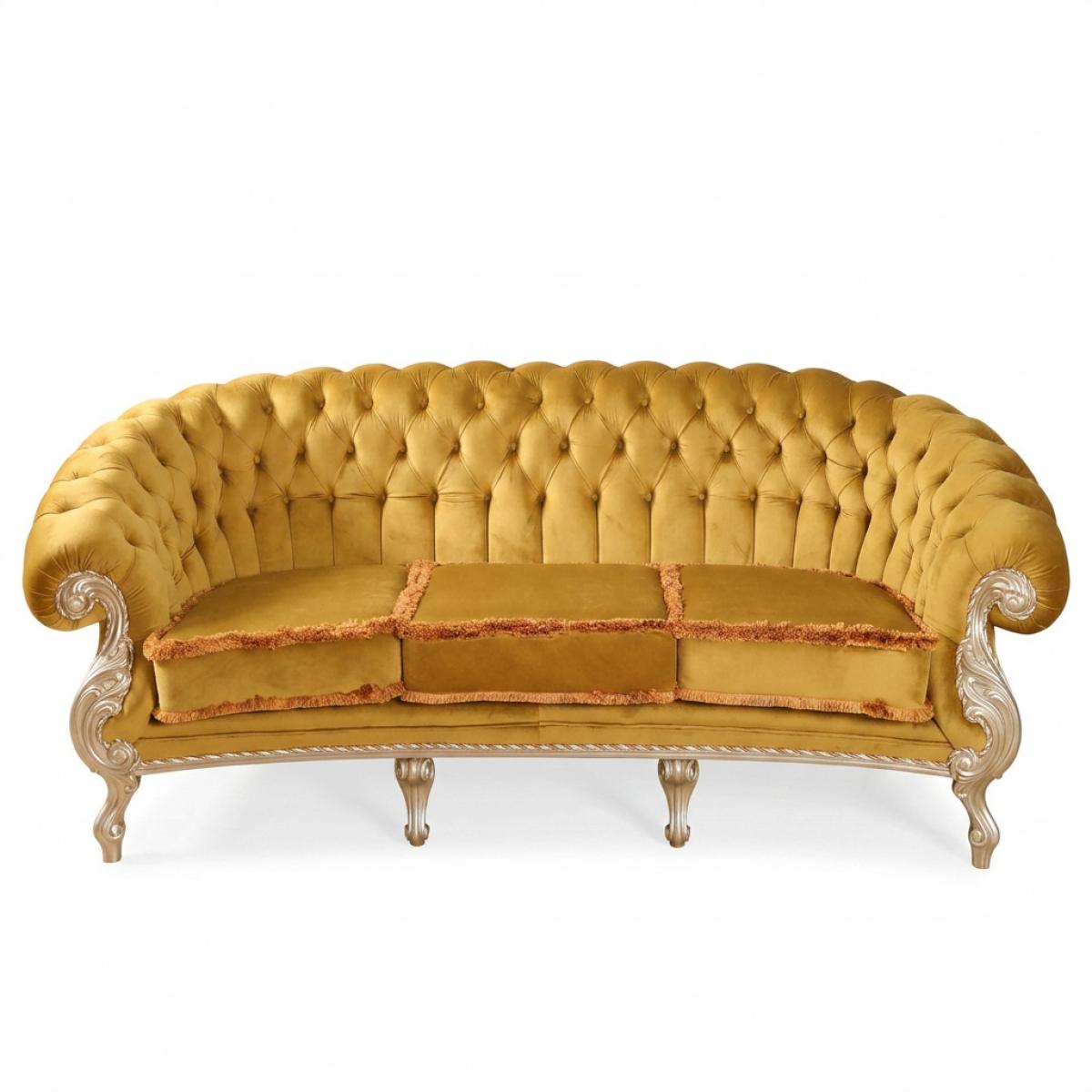 Luxus Barocksofa 3-Sitzer aus goldenem Samt mit tiefem Knopfheft und perlsilbernem, geschnitztem Rahmen Vorderansicht von Luxury Group International