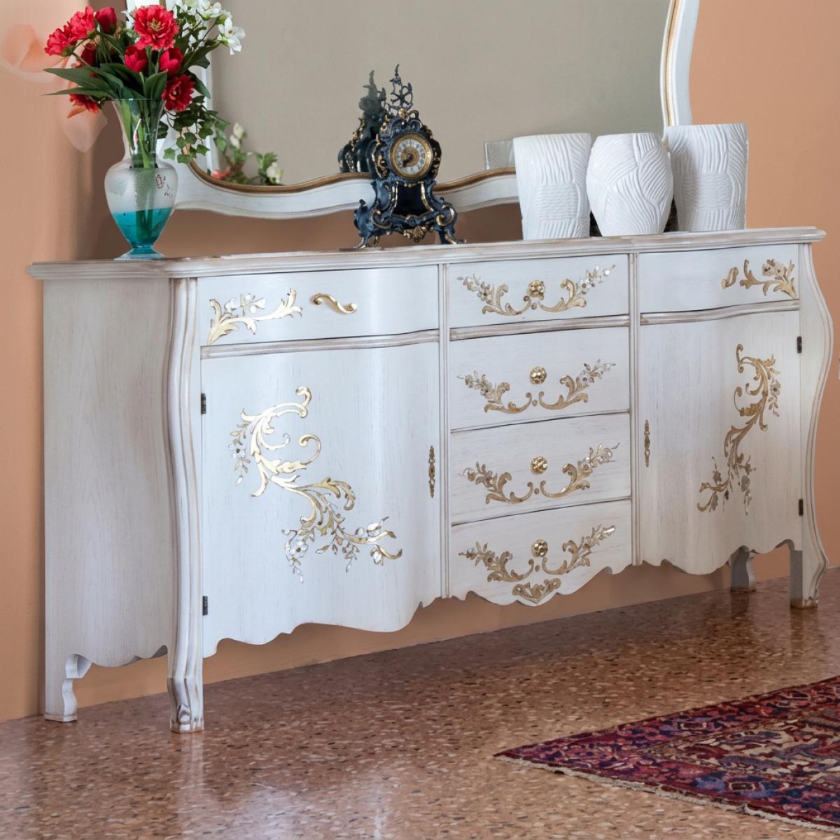 Buffet Baroque Blanc de Luxe Peint à la Main avec Incrustations Florales Dorées & Rangement Multi-Tiroirs - Meuble de Salon Vue de face par Luxury Group International