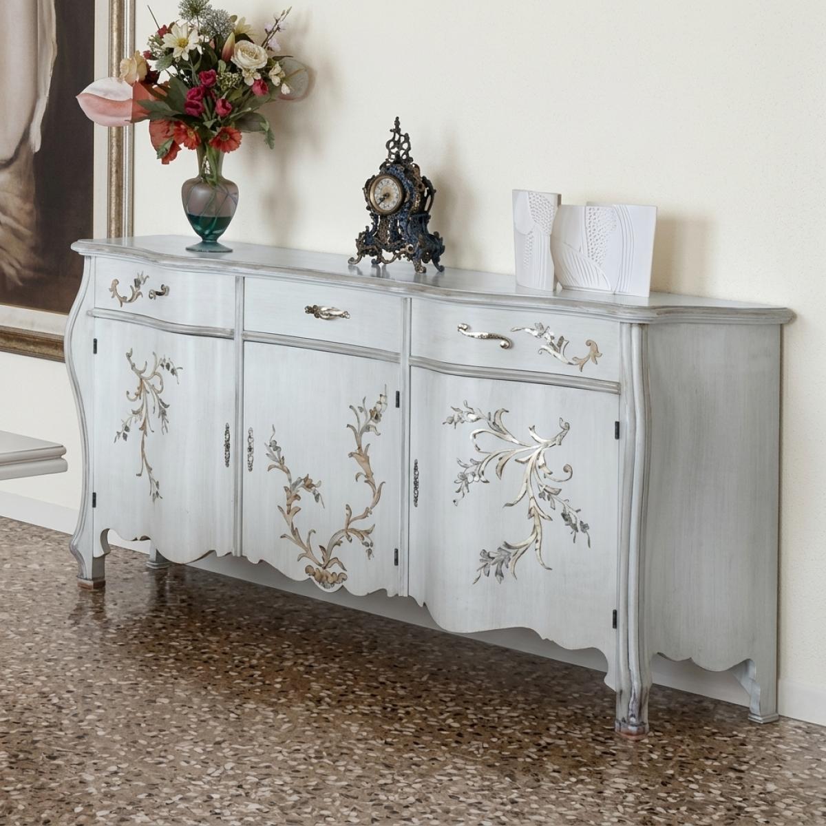 Buffet Baroque Blanc de Luxe Peint à la Main avec Incrustations Florales Argentées & Silhouette Courbée - Meuble Multi-Rangements Vue de face par Luxury Group International