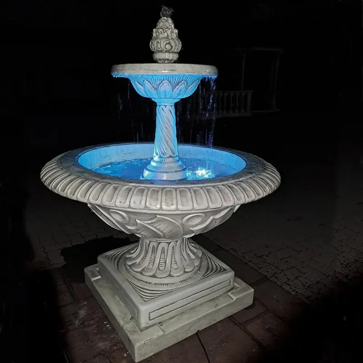 Fuente de Agua de Lujo Iluminada de Estilo Barroco con Niveles, Cuenca Esculpida y Pedestal de Columna Retorcida - Fuente Barroca Vista frontal por Luxury Group International