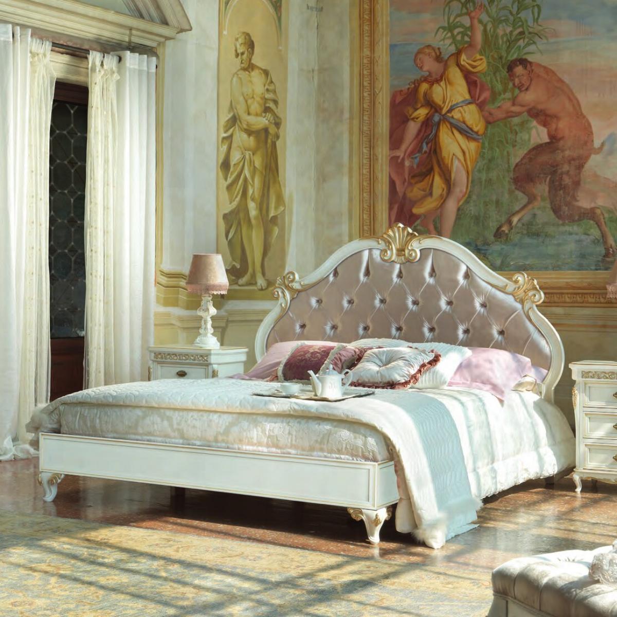 Luxus Elfenbein Barockbett mit gesteppter Polster-Kopfteil und goldverziertem Wappen – Barockmöbel Vorderansicht von Luxury Group International