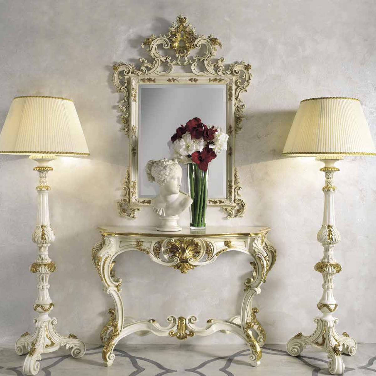 Ensemble Console Miroir Baroque de Luxe Ivoire avec Couronne en Feuille d'Or & Détail de Cime Florale Ornée - Mobilier Baroque Vue de face par Luxury Group International