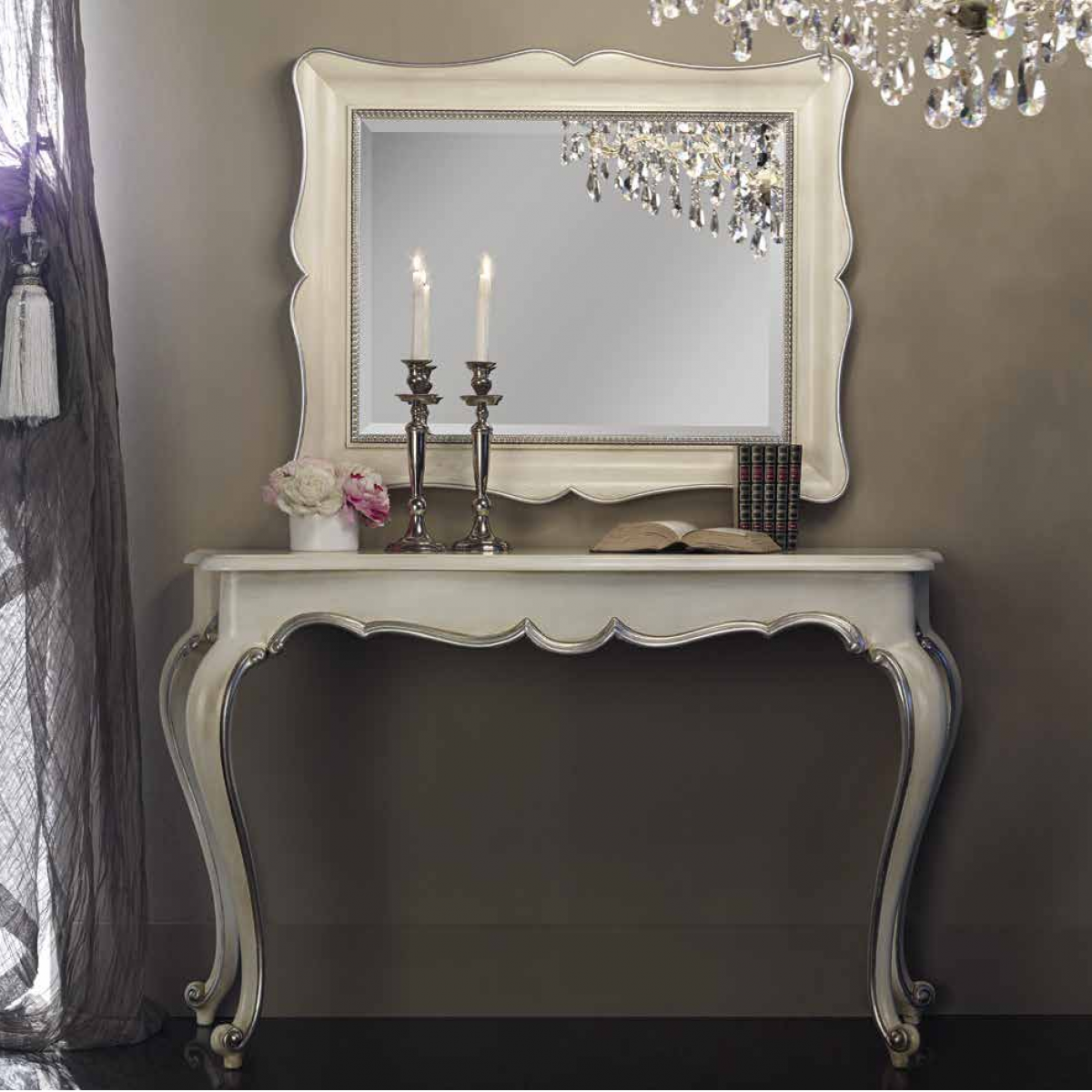 Ensemble Console Miroir Baroque Ivoire de Luxe avec Cadre Argenté Festonné & Bordure Intérieure Perlée - Mobilier Baroque Vue de face par Luxury Group International