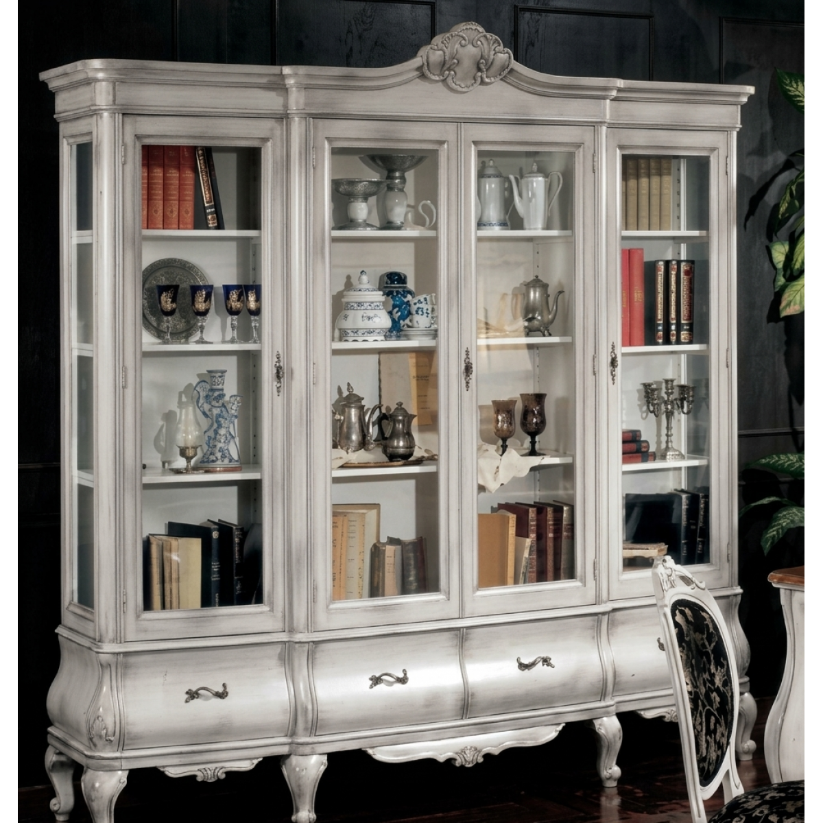 Vitrine de Luxe Baroque Ivoire à Portes Multiples en Verre avec Cimaise Sculptée & Base de Rangement Courbée Vue de face par Luxury Group International