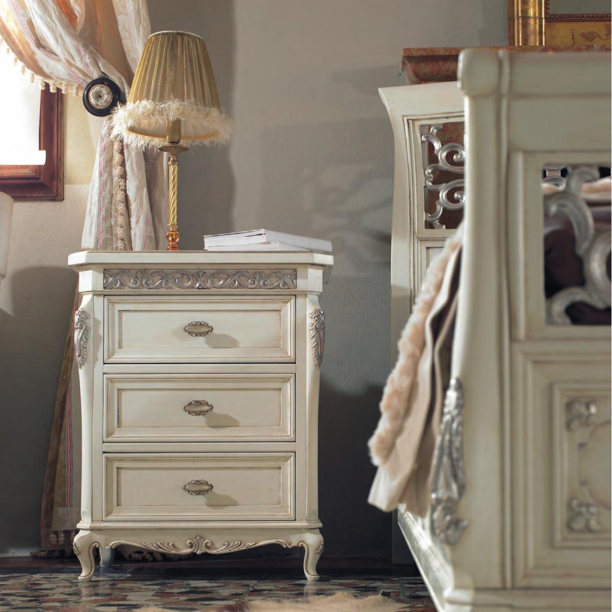 Luxuriöser Elfenbeinfarbener Barocker Nachttisch mit Drei Schubladen und Silberakzenten – Barockmöbel Vorderansicht von Luxury Group International