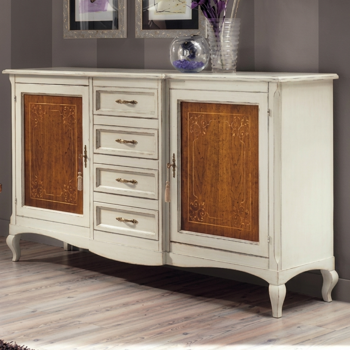 Luxuriöses Elfenbein-Barock-Sideboard mit Nussbaum-Einlegearbeiten an den Türen & Mehrfach-Schubladenaufbewahrung – Barockmöbel Vorderansicht von Luxury Group International