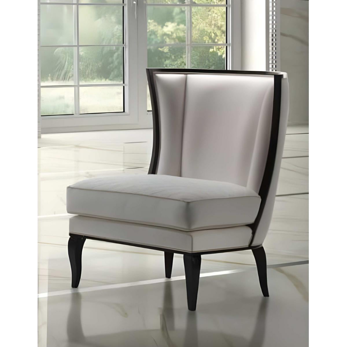 Luxuriöser elfenbeinfarbener, gepolsterter Ohrensessel mit schwarzer Holzverkleidung und Cabriole-Beinen von Luxury Group