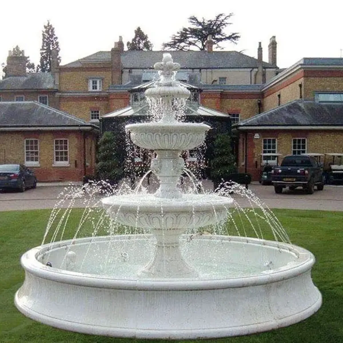 Luxus Mehrstufiger Barocker Wasserbrunnen mit Elegantem Kaskadierendem Düsen-System – Barocker Brunnen Vorderansicht von Luxury Group International