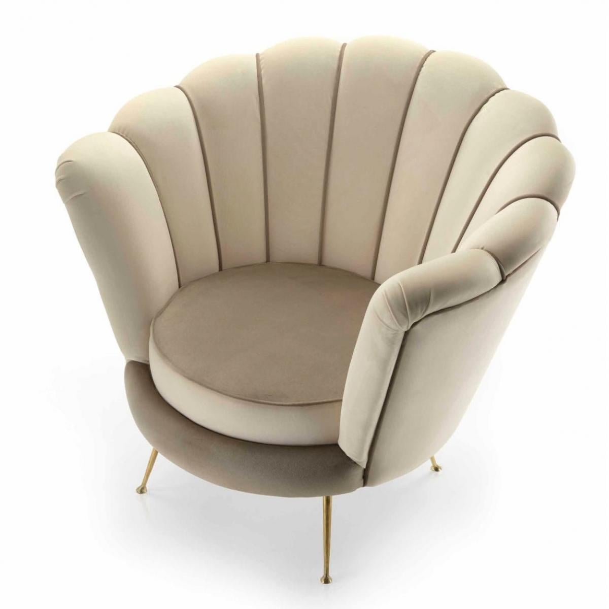 Luxuriöser gepolsterter Petal-Sessel aus weichem cremefarbenen Samt mit gebürsteten goldenen Beinen von Luxury Group