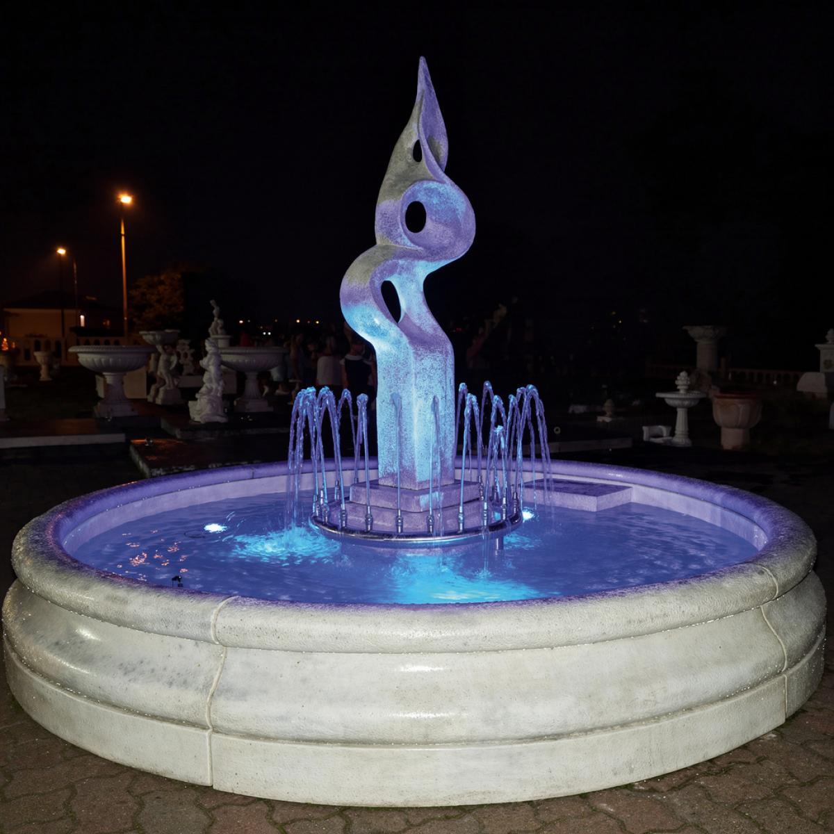 Fuente de Agua Iluminada Escultural de Lujo en Forma Abstracta con Cuenca Circular - Fuente Barroca Vista frontal por Luxury Group International