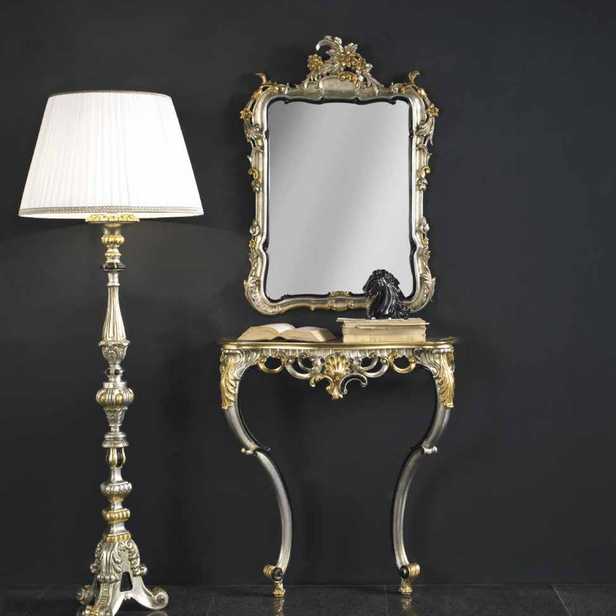 Ensemble Console Miroir Baroque de Luxe en Feuille d'Argent et d'Or avec Couronne Florale & Tablier à Volutes Ajourées - Mobilier Baroque Vue de face par Luxury Group International