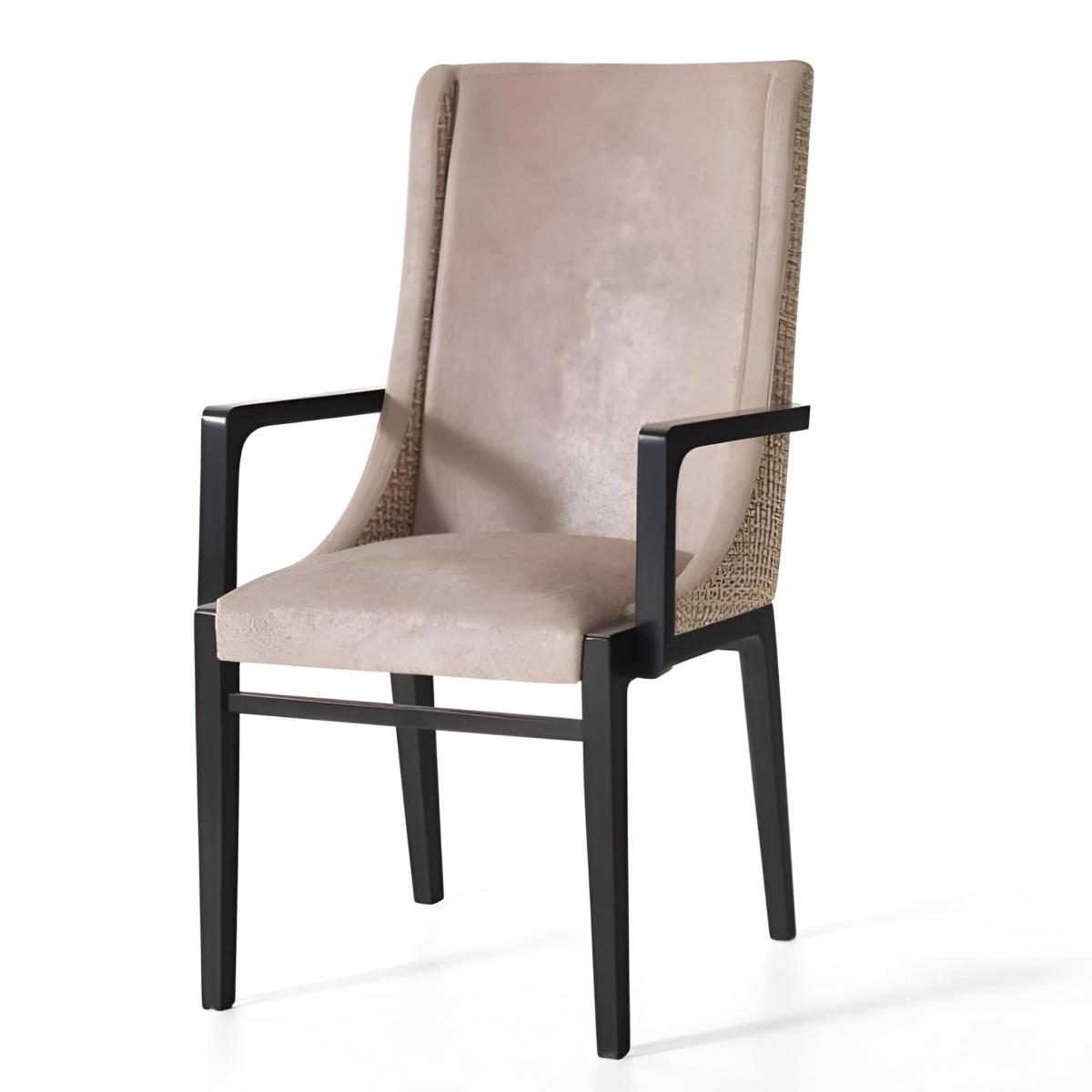 Luxuriöser gepolsterter Esszimmer-Sessel in zartem Beige mit strukturierten Rückenpaneelen und poliertem schwarzem