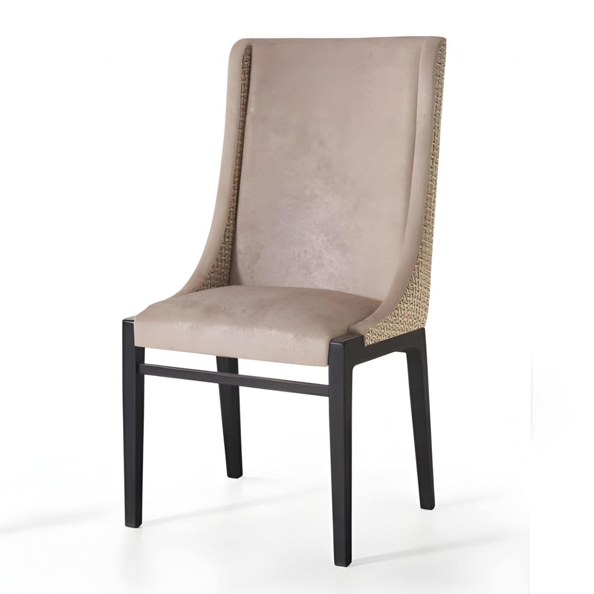 Luxuriöser gepolsterter Esszimmerstuhl in zartem Beige mit strukturierten Rückenpaneelen und polierten schwarzen Holzbeinen