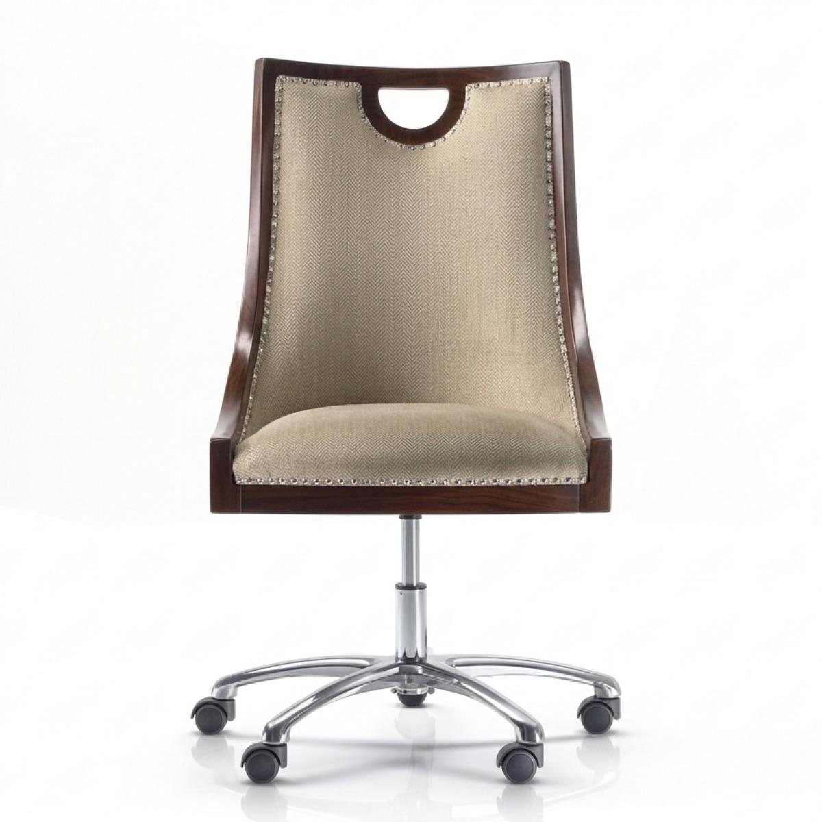 Fauteuil de direction rembourré de luxe en tissu beige texturé avec cadre en bois et base pivotante réglable Vue de face par Luxury Group International