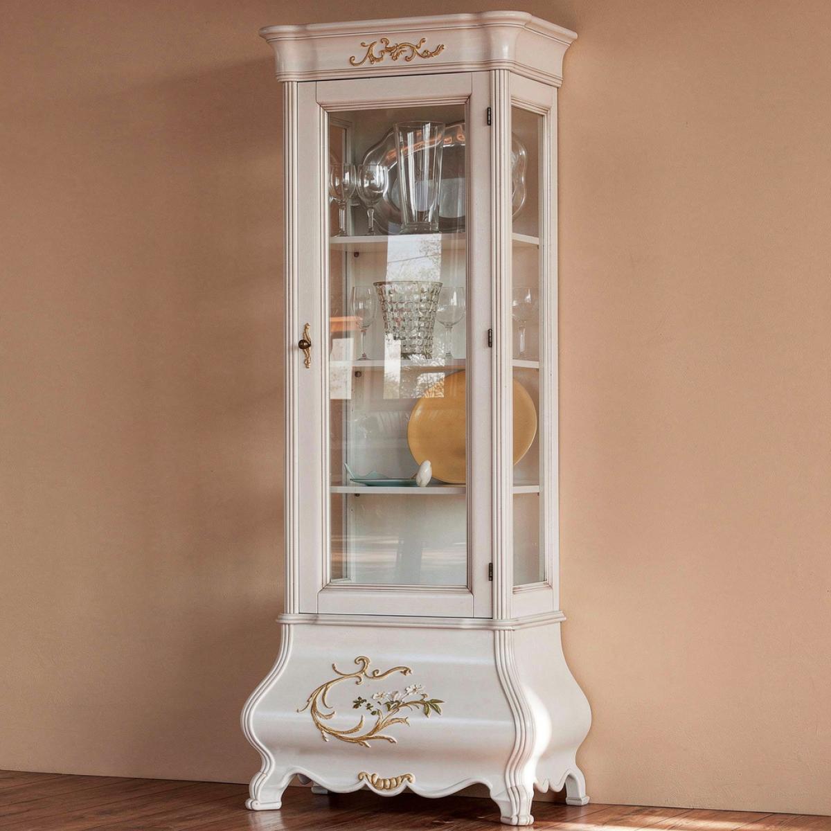 Vitrine Baroque de Luxe Blanche Laquée à Porte Unique en Verre avec Accents Dorés Peints à la Main - Mobilier Baroque Vue de face par Luxury Group International