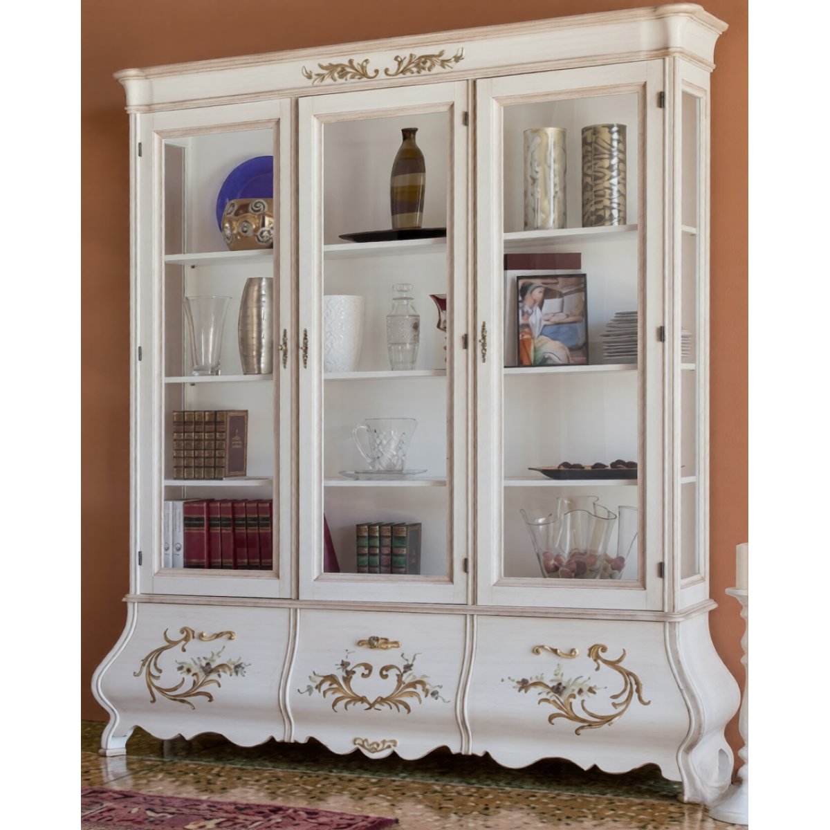 Vitrine Baroque de Luxe Blanche Laquée à Triple Porte en Verre avec Accents Dorés Peints à la Main - Mobilier Baroque Vue de face par Luxury Group International