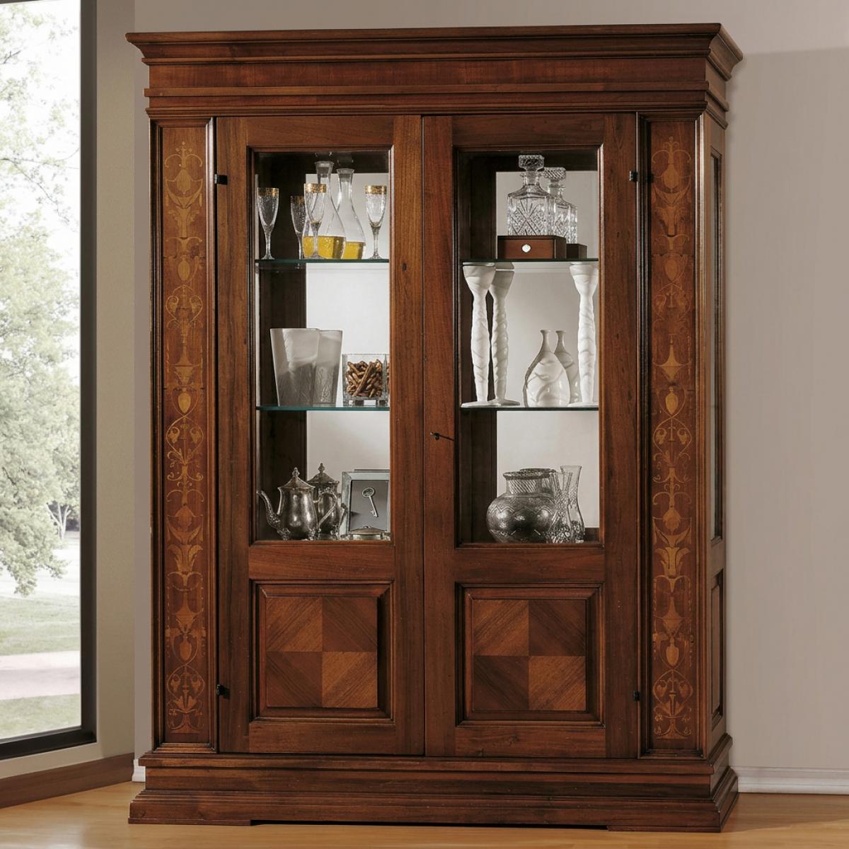 Luxuriöser Barocker Holz-Vitrinenschrank mit Dekorativen Intarsiensäulen und Sockel - Barockmöbel Vorderansicht von Luxury Group International