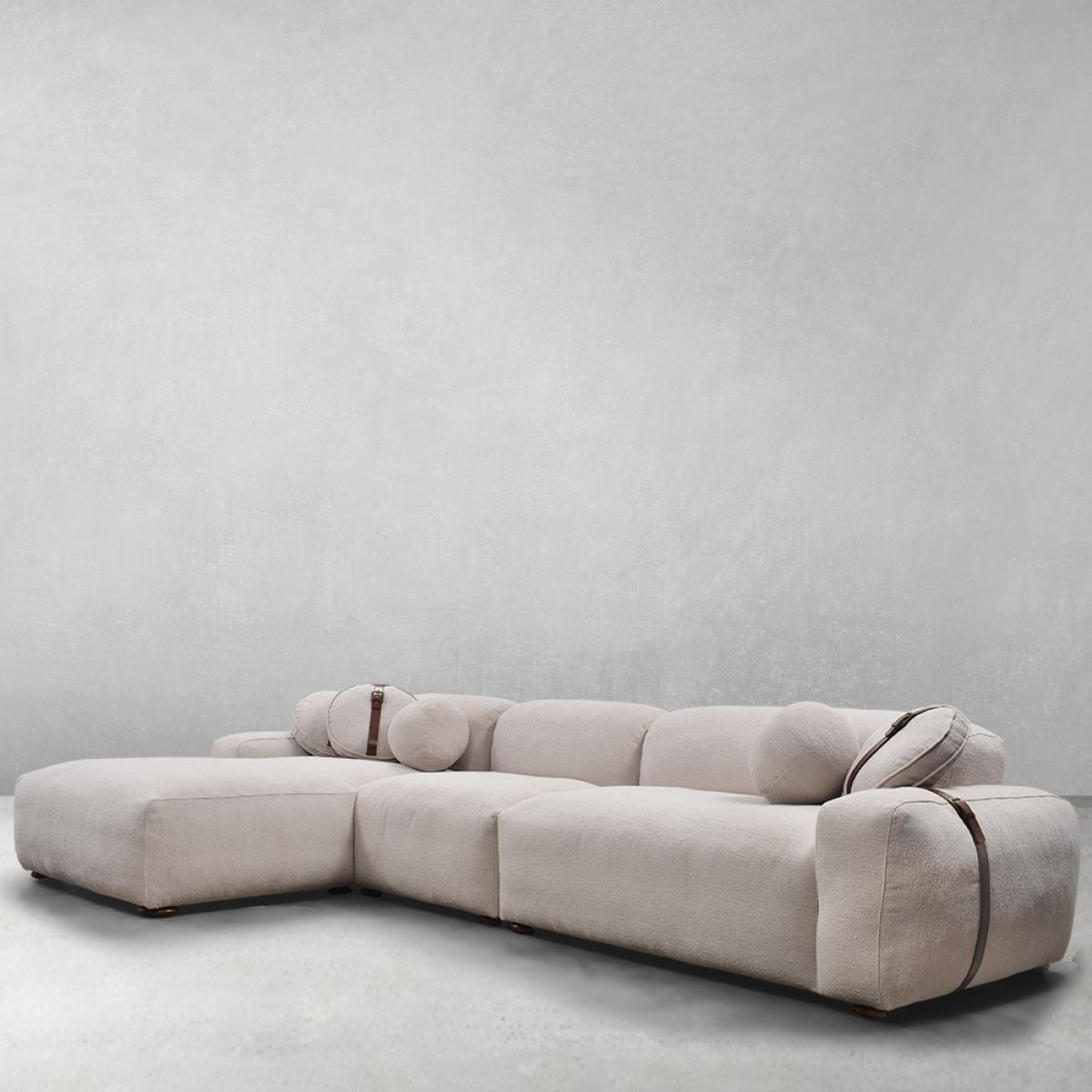 Divano Angolare di Lusso Moderno Curvo con Chaise Lounge e Cuscini Decorativi con Cinghie in Pelle - Arredamento per Soggiorno Vista frontale di Luxury Group International